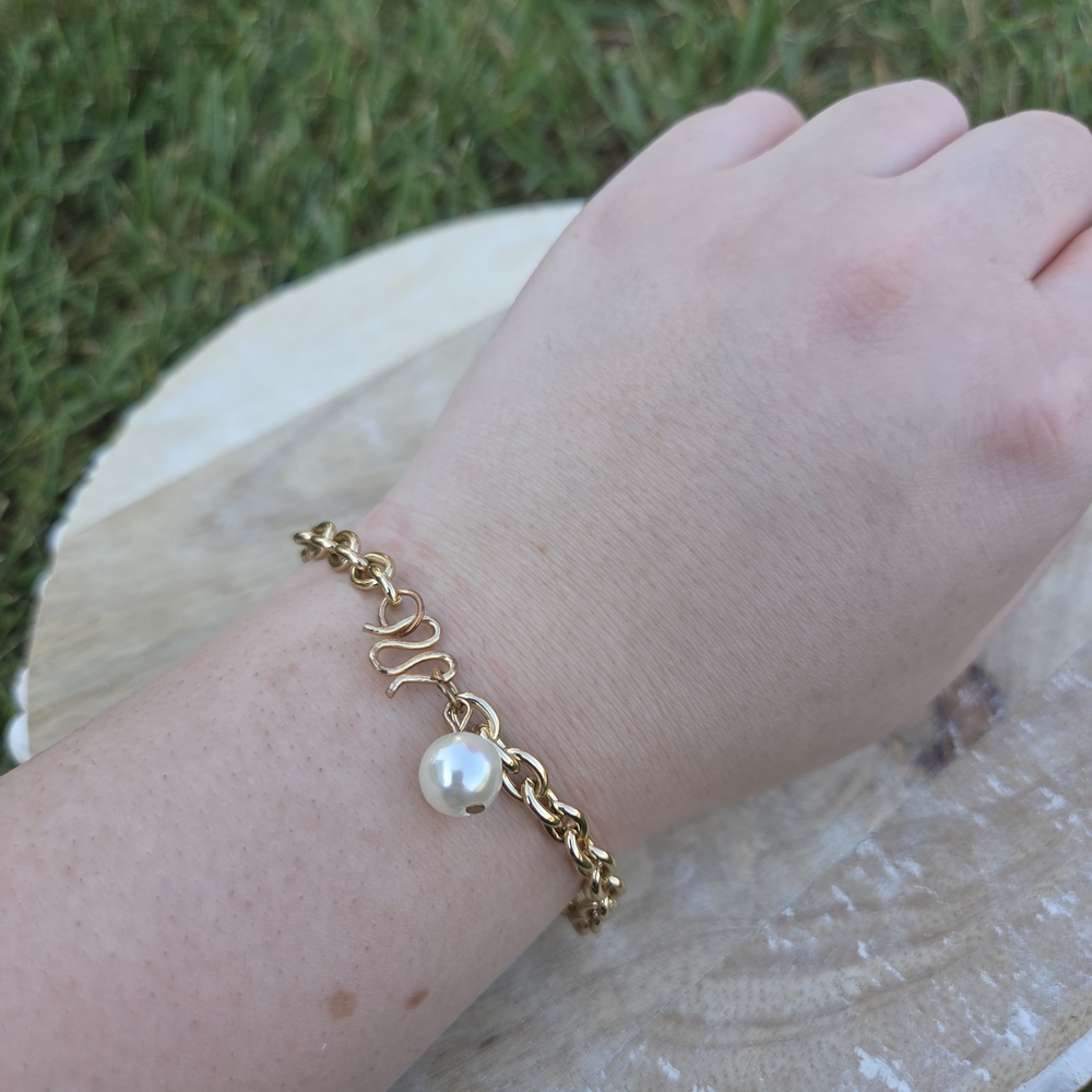 Elegant Gold Chain Bracelet with Pearl Charm - Picture 9 of 10